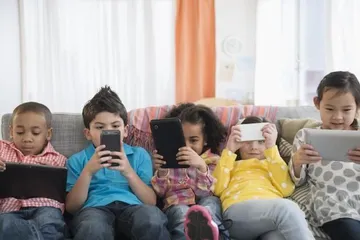 Tanda ada kebanyakan screen time yang harus diwaspadai.