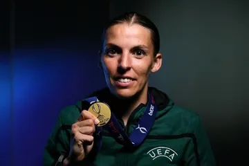 Stephanie Frappart berpose dengan medalinya setelah menjadi wasit Piala Super UEFA 2019.