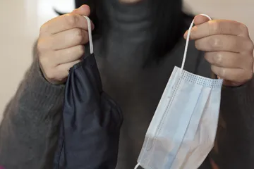 Penggunaan masker dobel, masker kain dan bedah