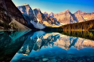 Danau Moraine, salah satu destinasi wisata di Kanada. 
