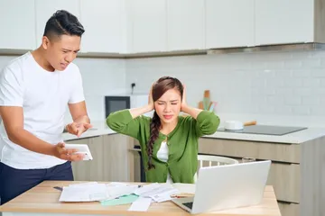 Ilustrasi perempuan tipe Pengampu yang stres karena berusaha memenuhi ekspektasi orang lain dan lingkungan terus-menerus
