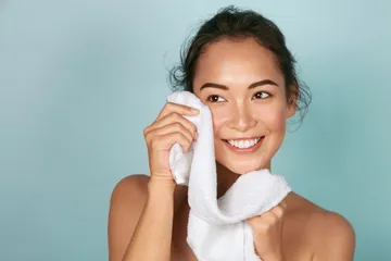 Bolehkah mencuci muka saat mandi? Ahli dermatologi mengungkap mitos-mitos seputar mencuci muka.