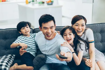 ilustrasi cara berbagi peran mengasuh anak dengan pasangan.