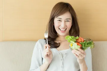 Selain menggunakan produk perawatan kulit, ada vitamin dan mineral yang bisa kita dapatkan dari makanan untuk mengatasi jerawat.