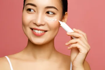 Penggunaan eye cream yang rutin bisa bantu hilangkan mata panda.