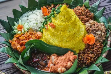 Nasi Kuning memiliki filosofi mendalam tentang kehidupan manusia dan hubungannya dengan ketuhanan. 