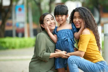 Ilustrasi anak, ibu, dan neneknya