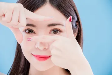 Mengatasi lingkaran hitam di mata, penggunaan eye serum bisa membantu meminimalisirnya.