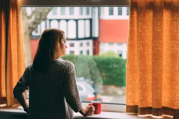 Kekerasan pada perempuan dapat menyebabkan trauma bonding. Korban sulit lepas dari pelaku kekerasan.