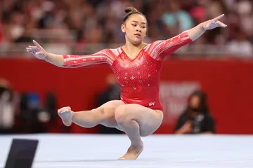 Suni Lee, pesenam Amerika Serikat, meraih emas di Olimpiade Tokyo 2020