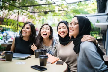 ilustrasi memperkuat persahabatan dengan menjadi pendengar yang baik