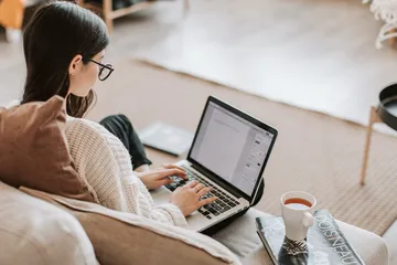Persyaratan dan kualifikasi lowongan kerja startup di Shopee posisi Product Management UX Writer. 