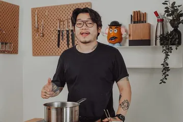 Tips cara mudah mengupas bawang putih dari Chef Willgoz