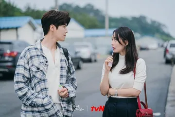 Ilustrasi karakter Kim Seon Ho dan Shin Min Ah di drama Hometown Cha-Cha-Cha