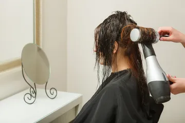 Hal-hal yang sebaiknya dihindari saat rambut basah.