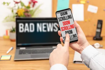 Fenomena doomscrolling di masa pandemi