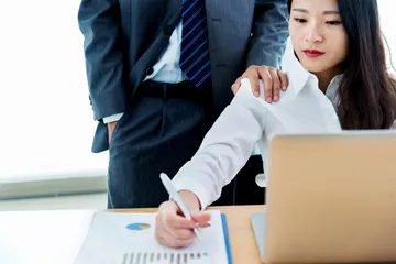 Kekerasan pada perempuan juga dapat terjadi di tempat kerja.