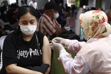 Proses vaksinasi masyarakat