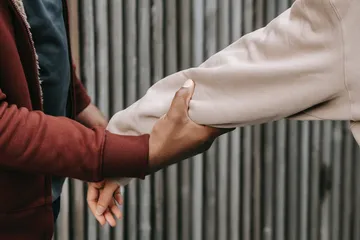 Psikolog ungkap fenomena bystander effect, yakni tak melakukan apa-apa saat melihat kekerasan pada perempuan.
