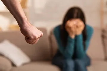 Ketahui penyebab kekerasan pada perempuan secara domestik.