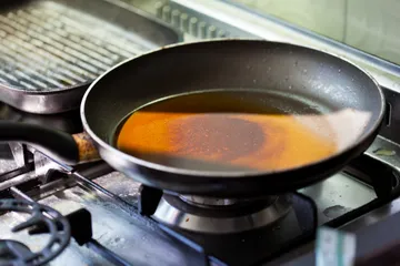 membersihkan minyak goreng bekas pakai
