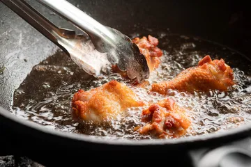 Cara menggoreng makanan agar tidak lengket