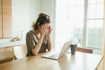 Ilutrasi ibu yang mendapatkan mom shaming di media sosial
