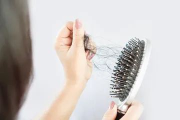 Selain hair serum, penggunaan hair tonic juga bisa bantu atasi rambut rontok.