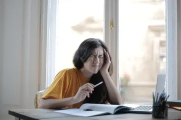 Perempuan karier mengalami pusing.