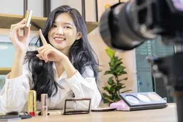 Mengenal apa itu endorsement yang menggunakan artis atau influencer untuk memasarkan produk.