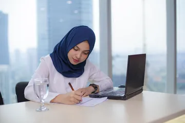 Wanita karir atur keuangan.