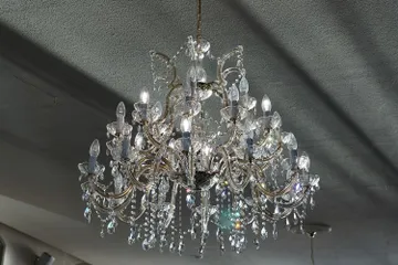 Ilustrasi lampu gantung atau chandelier kristal.  