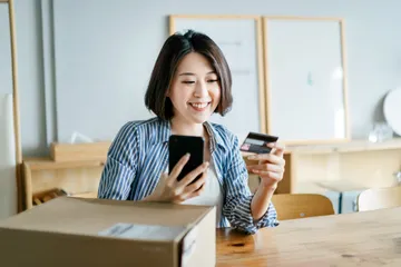 Ilustrasi melakukan transaksi online di internet