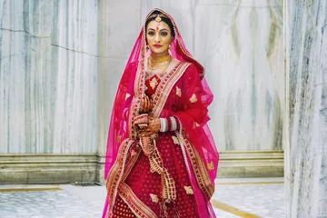 Merayakan Diwali, perempuan India tampil cantik dengan mengenakan sari.