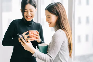 Cara menghadapi situasi saat kamu dan sahabat menyukai orang yang sama