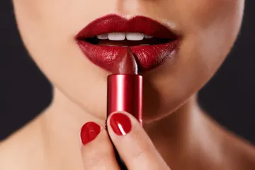 Kekuatan di balik lipstik merah.