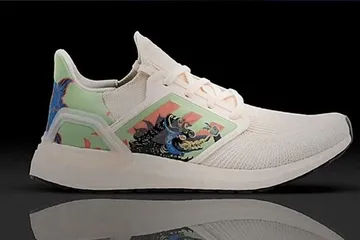 Dalam keterangan foto salah satu sepatu yang masuk koleksi City Pack, Adidas Singapura dengan bangga menunjukkan desain wayang kulit.