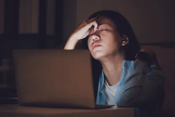 Overworking ialah salah satu dampak terlalu lama WFH.
