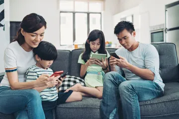 Technoference mampu membuat komunikasi keluarga jadi terganggu.