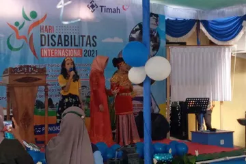 Oktria Vianti (paling kiri) saat menyanyikan lagu A Million Dreams di Hari Disabilitas Internasional, Jumat (3/12/2021).