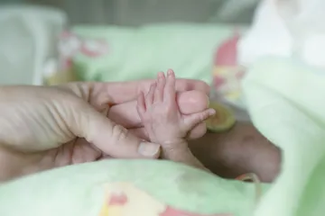 Bayi lahir prematur saat sang ibu mendekam di sel penjara.
