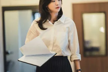 Gaya Kim Da Mi - Formal dengan atasan putih