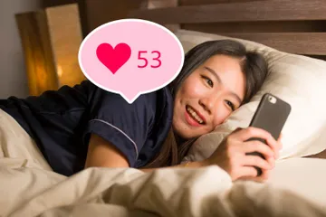 Ilustrasi bermain aplikasi dating.