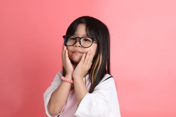 Persiapan sekolah tatap muka, ini cara mendukung anak introvert.