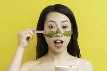 Masker wajah dari teh hijau.