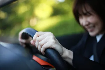 Saat mengerem mendadak, banyak mobil saat ini dilengkapi fitur emergency stop signal.