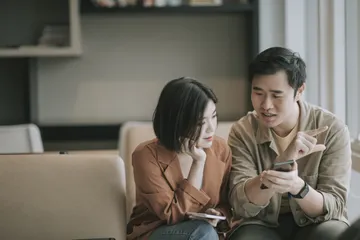 Begini cara perempuan menikah dan pasangan membuat resolusi keuangan 2022.
