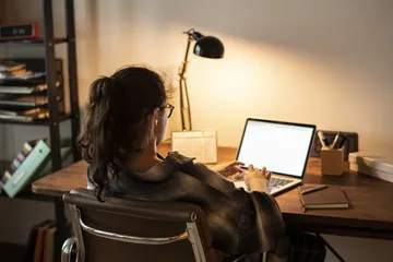 Tips untuk wanita karir tidak mengantuk bekerja di sore hari.