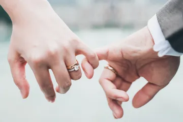 Setelah perempuan menikah, ada beberapa cara yang harus dilakukan bersama pasangan agar hubungan pernikahan tetap harmonis.