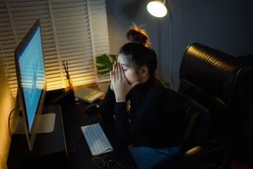 Tanda-tanda dan cara mengatasi introvert burnout